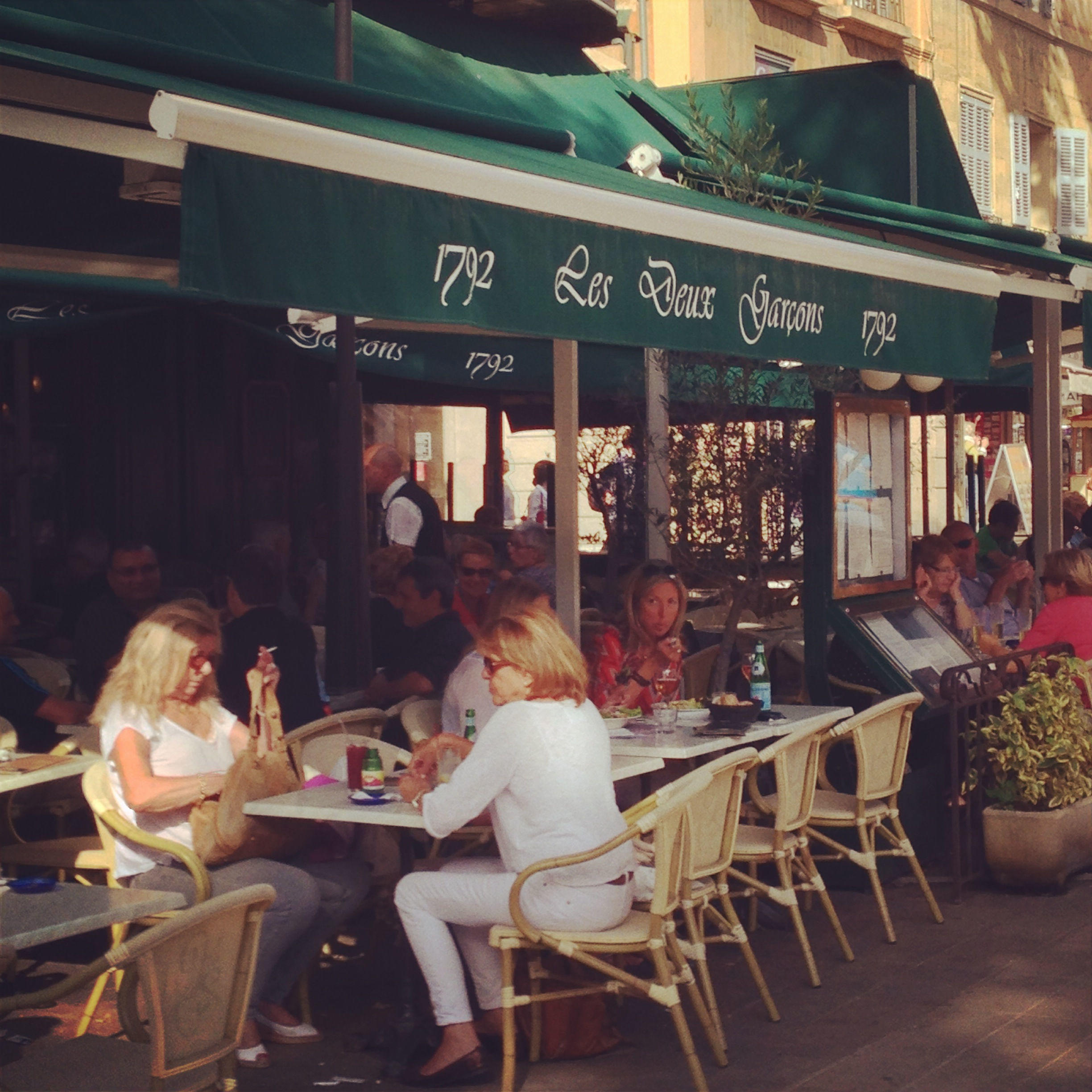 Deux Garcons Cours Mirabeau Aix #AixenProvence @PerfectlyProvence