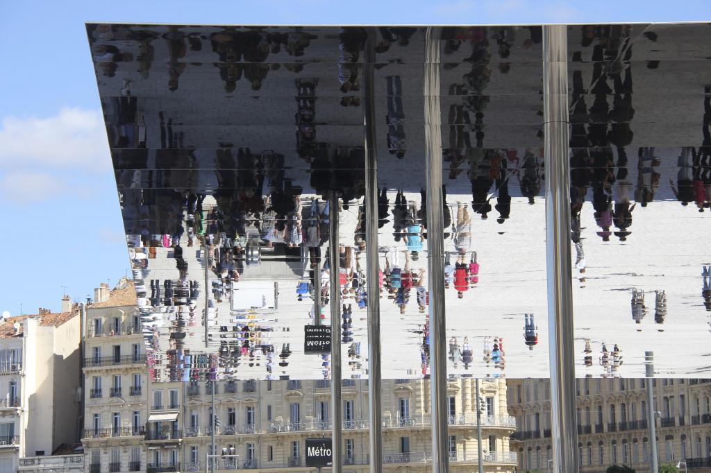 Mirrored Canopy - Foster & Partners Marseille #Marseille #Provence @PerfProvence