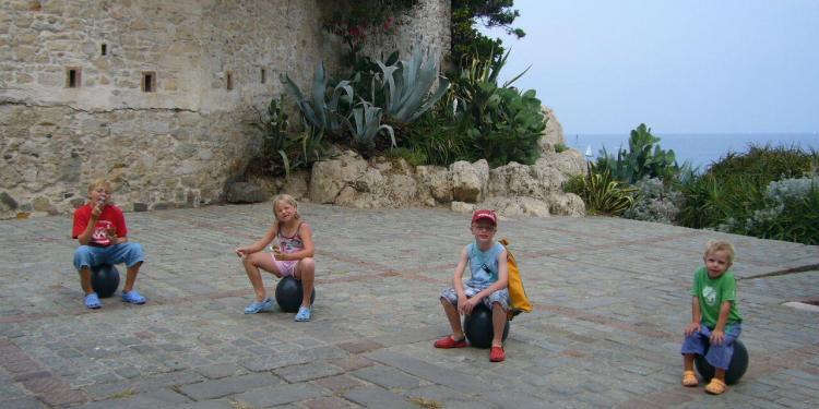 Hilltop Villages #Provence #Children @FibiTee