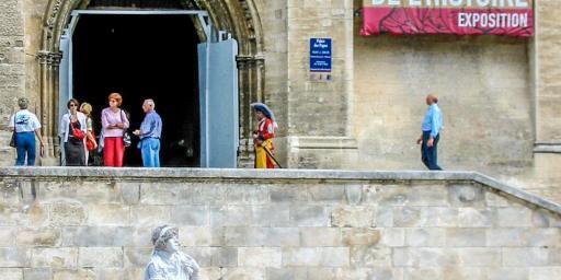 Mime in White Avignon Provence @PJAdams10