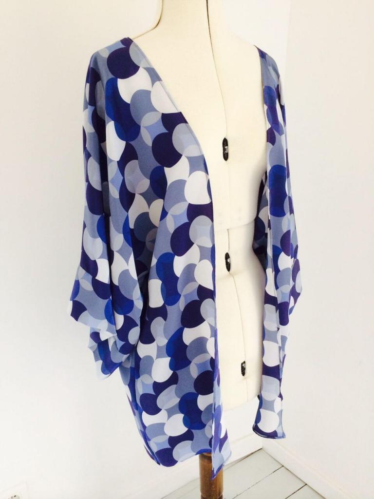 jacket in pure silk crêpe de chine in a modernist print @alabreche_annie