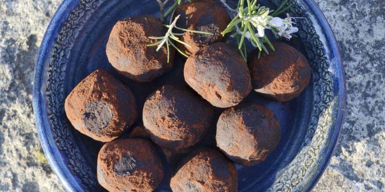 Recipe Rosemary and Bay Leaf Truffles @CuriousProvence