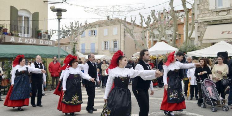 Traditional Christmas #Market in Senas @CuriousProvence