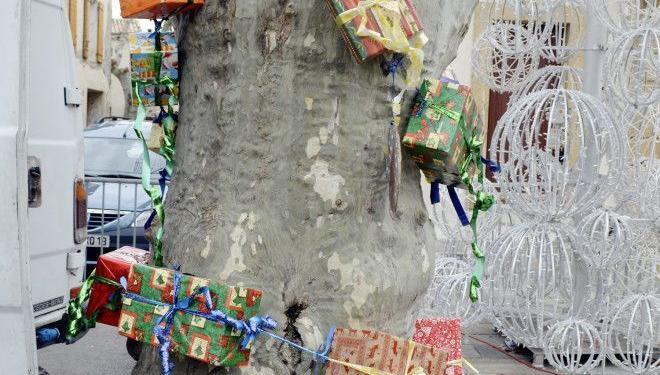 Present Tree #Christmas #Provence @CuriousProvence