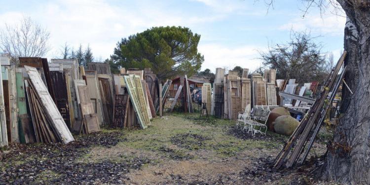 Shopping for Antique Patina Doors in Provence @CuriousProvence