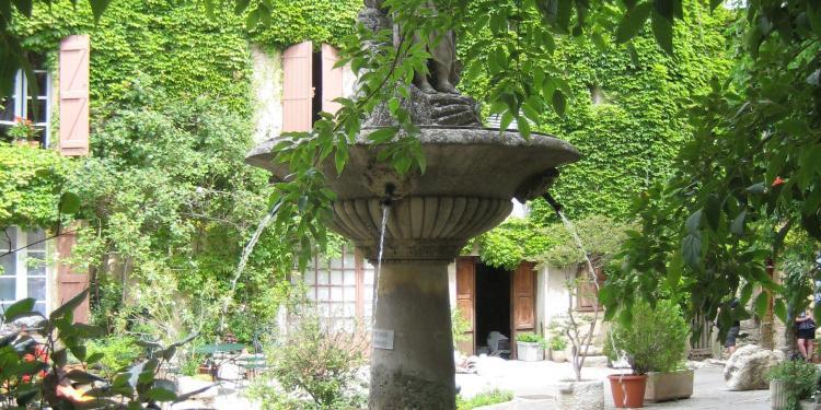 Saignon fountain in the square @JaneDunning