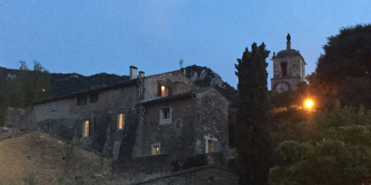 Maubec Village #Luberon @CobblestonesandVineyards