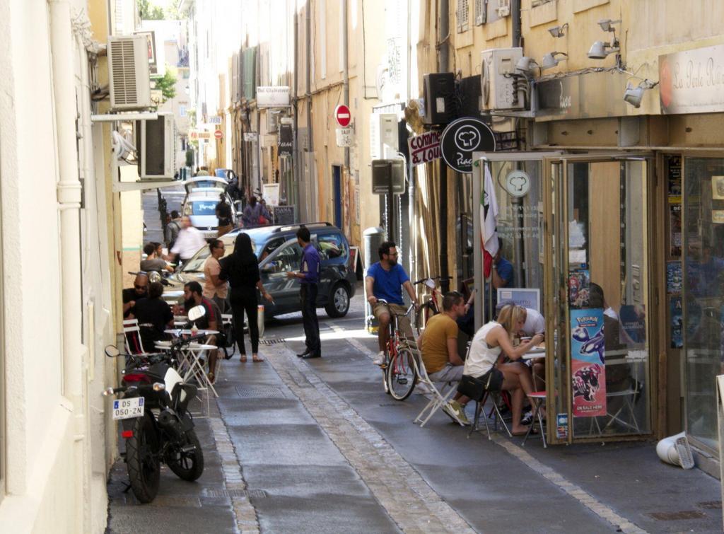 Street scene #AixenProvence Restaurants #TastesofProvence @PerfProvence