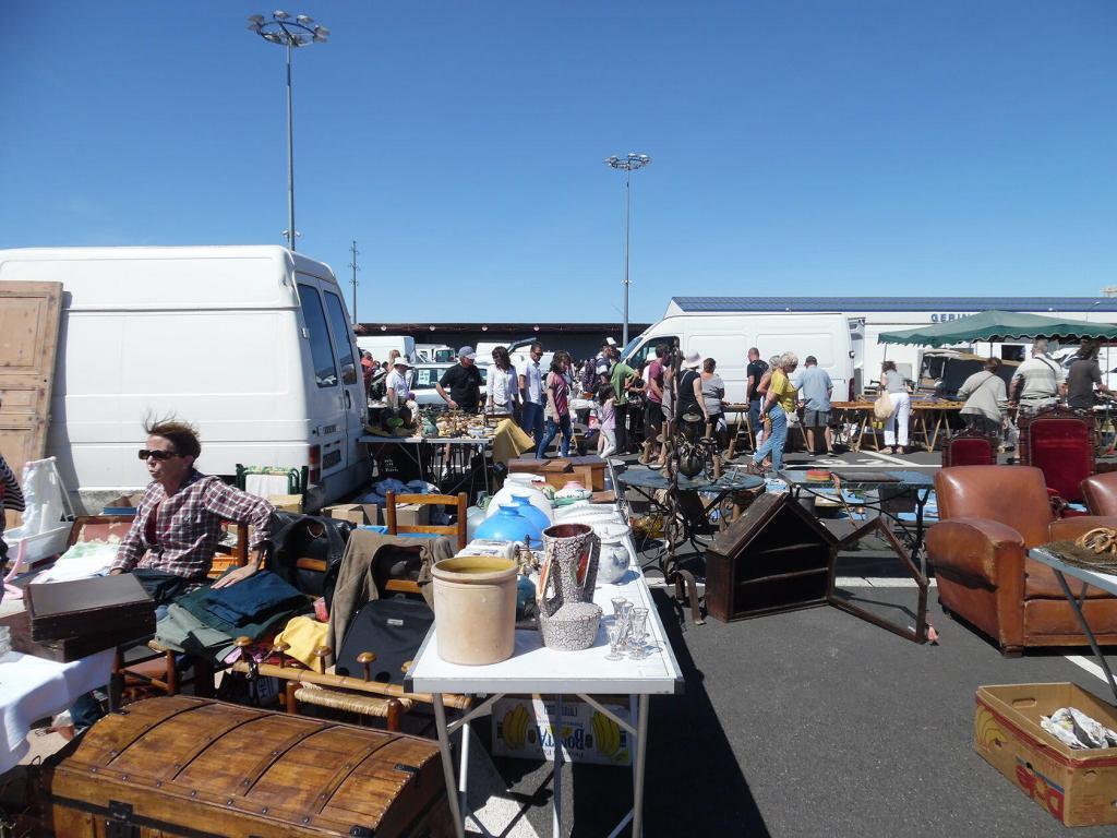 Marche Gare #Carpentras #Markets #Brocante @HildaSt