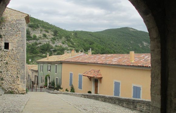 Banon views Explore Provence @CobblestoneVineyards