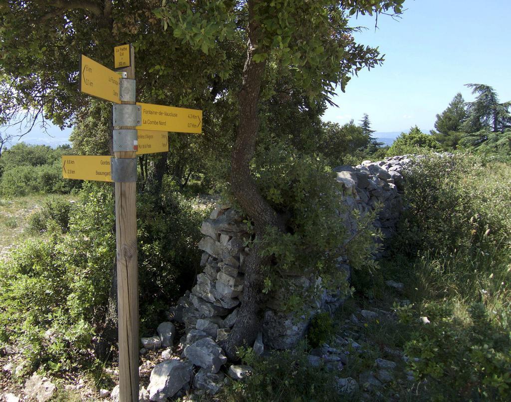 Mur de la Peste #Luberon #ExploreProvence @PerfProvence