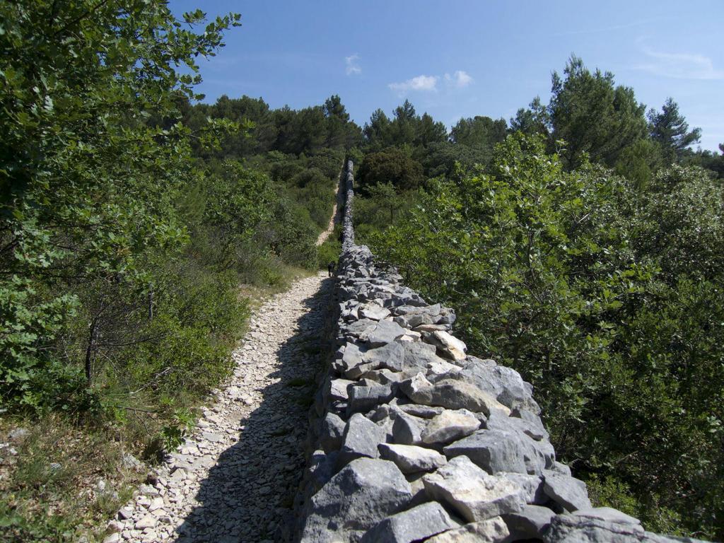 Mur de la Peste #Luberon #ExploreProvence @PerfProvence