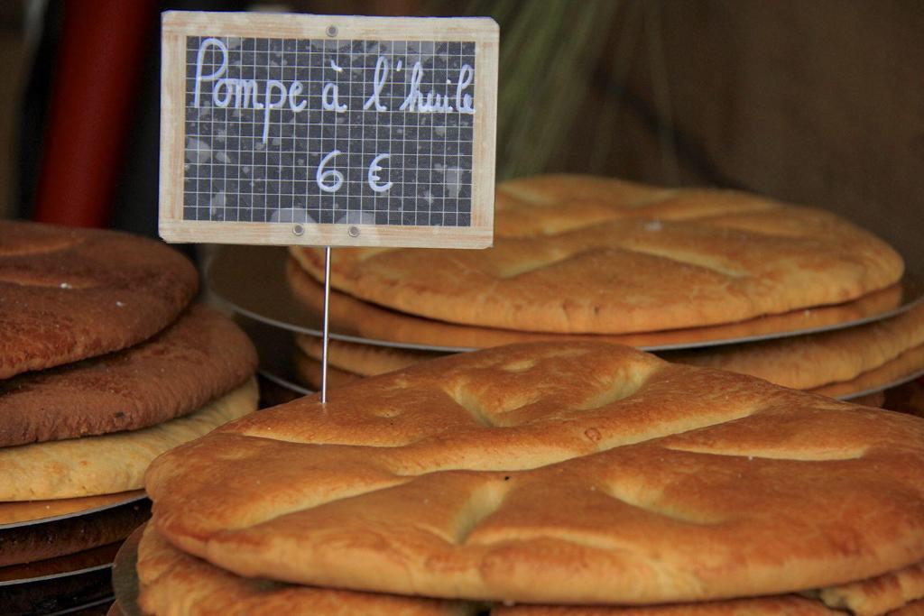 Pompe a l'huile traditional bread in Provence @PerfProvence