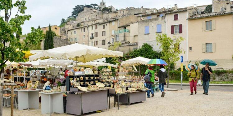 Bonnieux pottery market