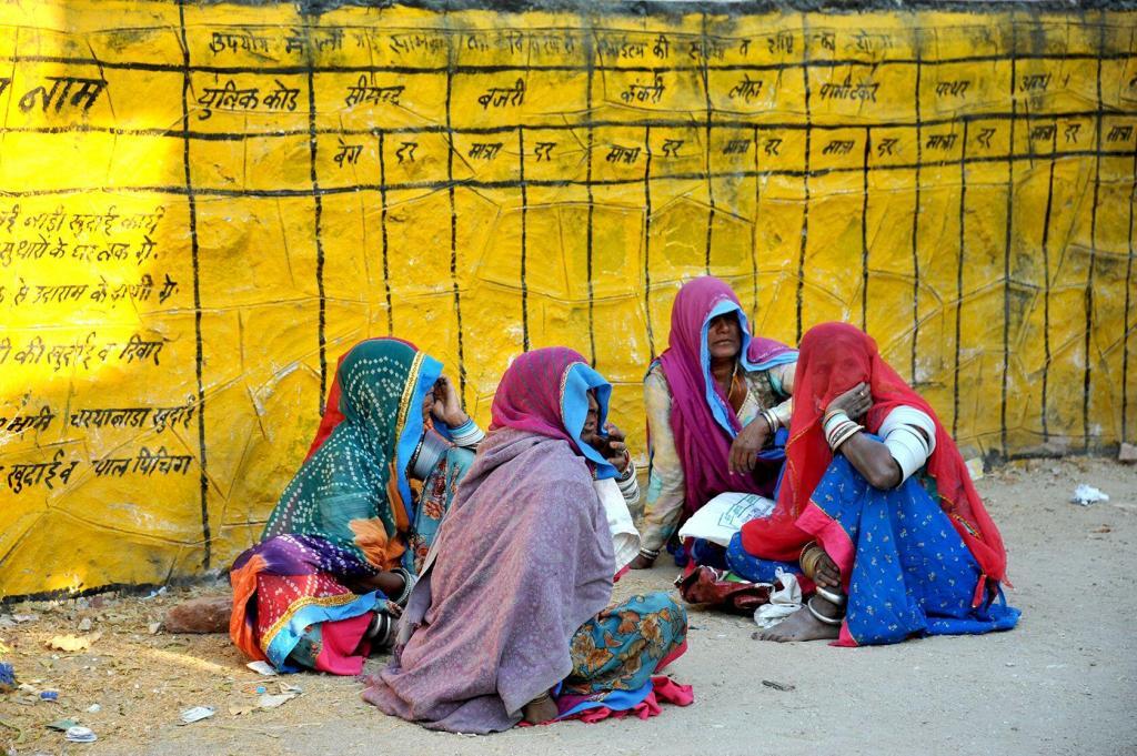 James Jaulin women at wall