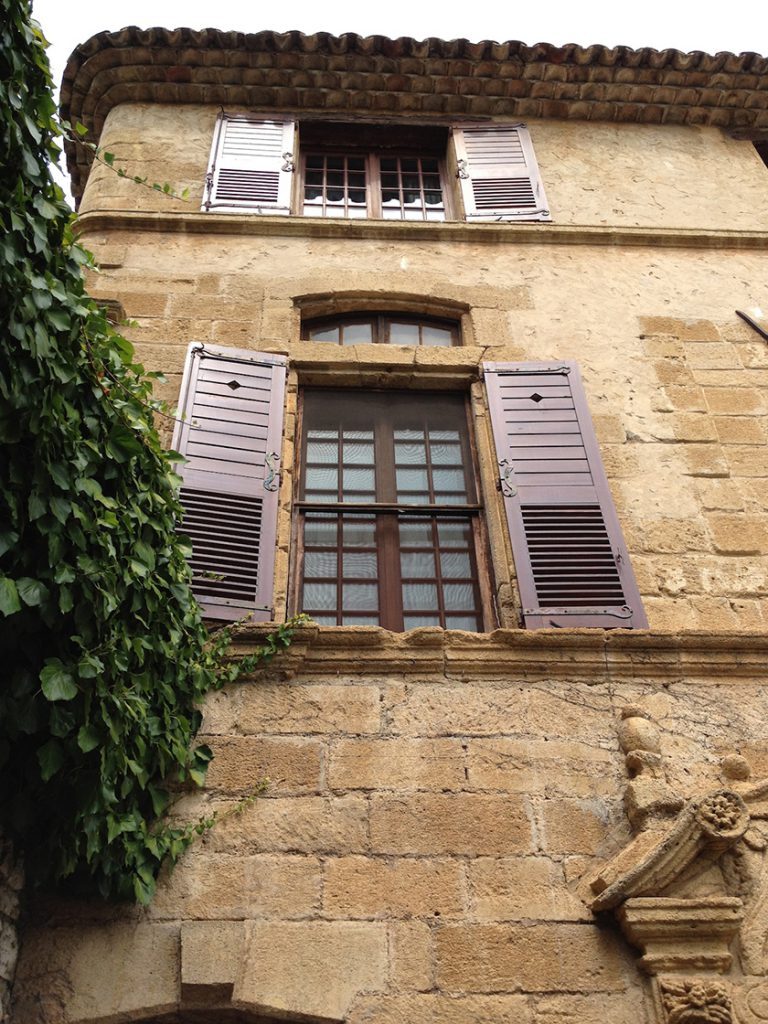 Stucco facade La Colombe d'Or St Paul de Vence @CelinaLafuenteDeLavotha