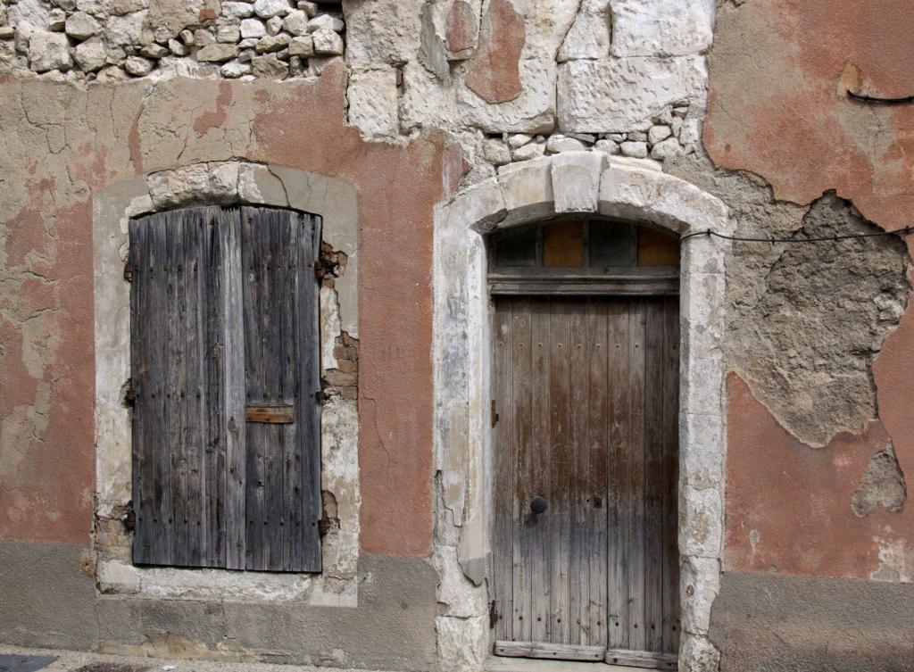 Discover Orgon Village Alpilles old doors