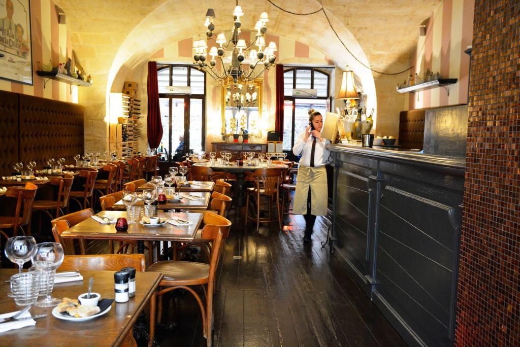 Restaurant St Remy de Provence L'aile ou la Cuisse interior from restaurant