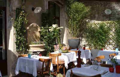 Restaurant St Remy de Provence L'aile ou la Cuisse patio tourist office