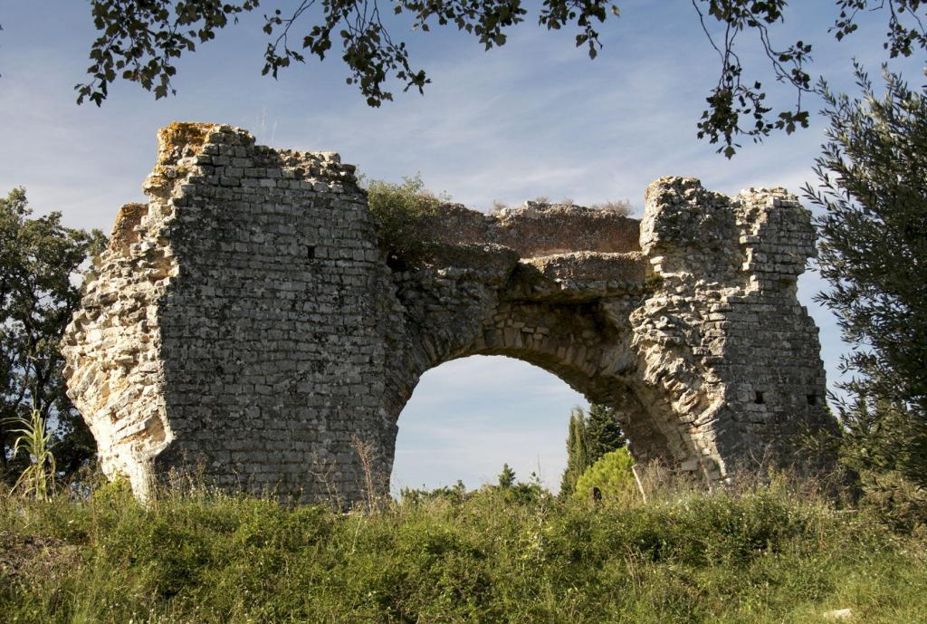 Fontvieille Aqueduc Romain de Barbegal provence