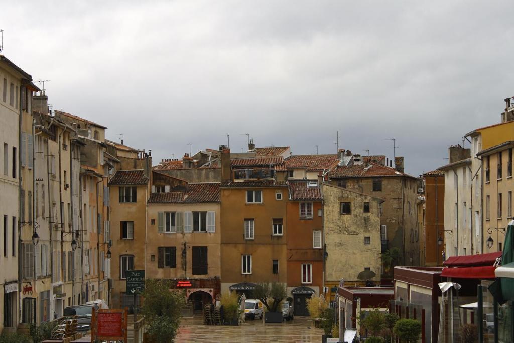 Aix-en-Provence City Guide Place des Cardeurs