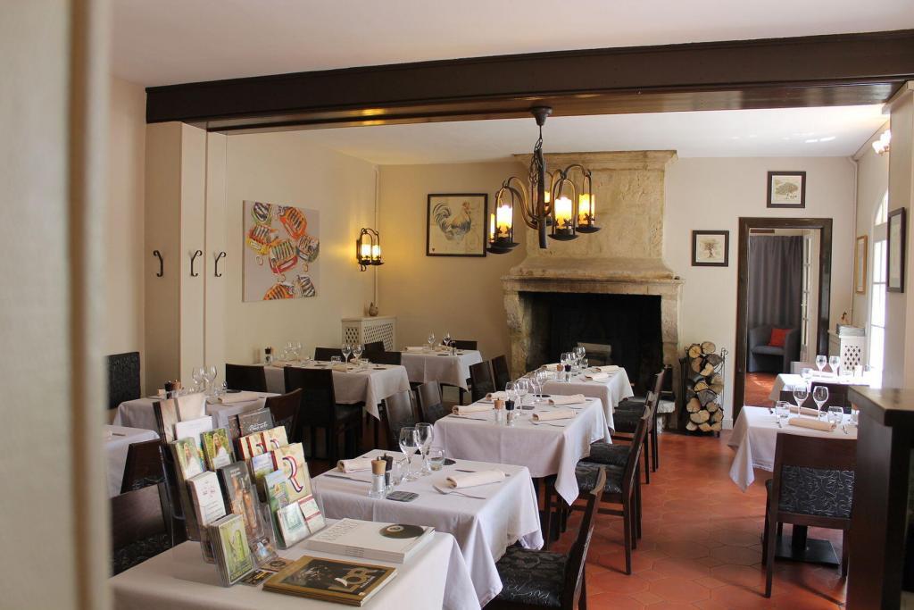 Clos St Roch interior Maussane Restaurants