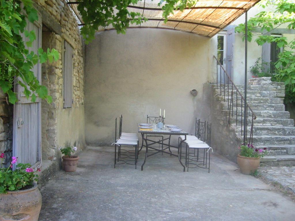 Expat Living Experiences Outside Dining Provence Deborah Lawrenson