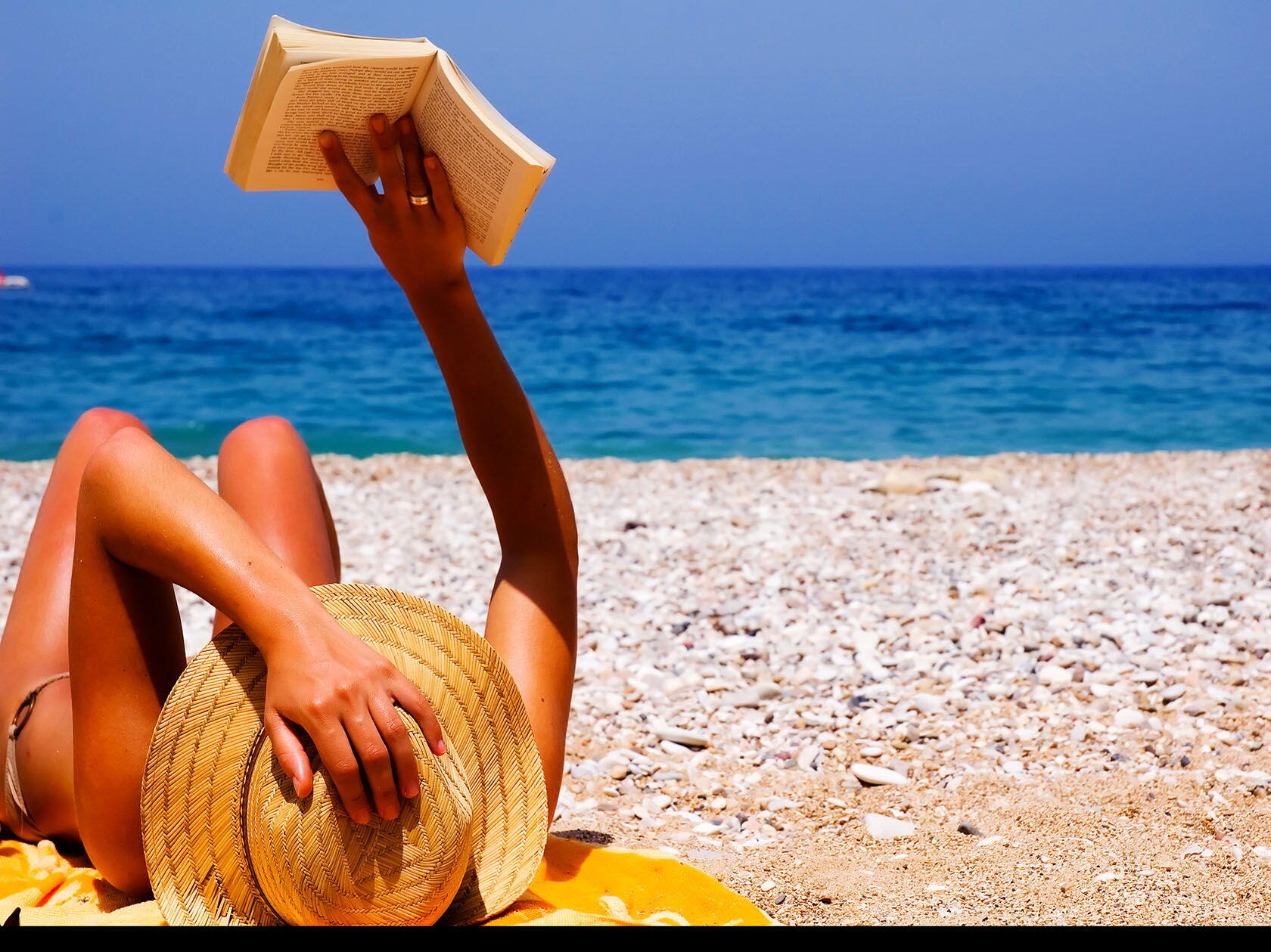 Девушка хочет отдохнуть. Отдыхающие на пляже. Летом на пляже. Девушка на пляже на лежаке. Отпуск у моря.