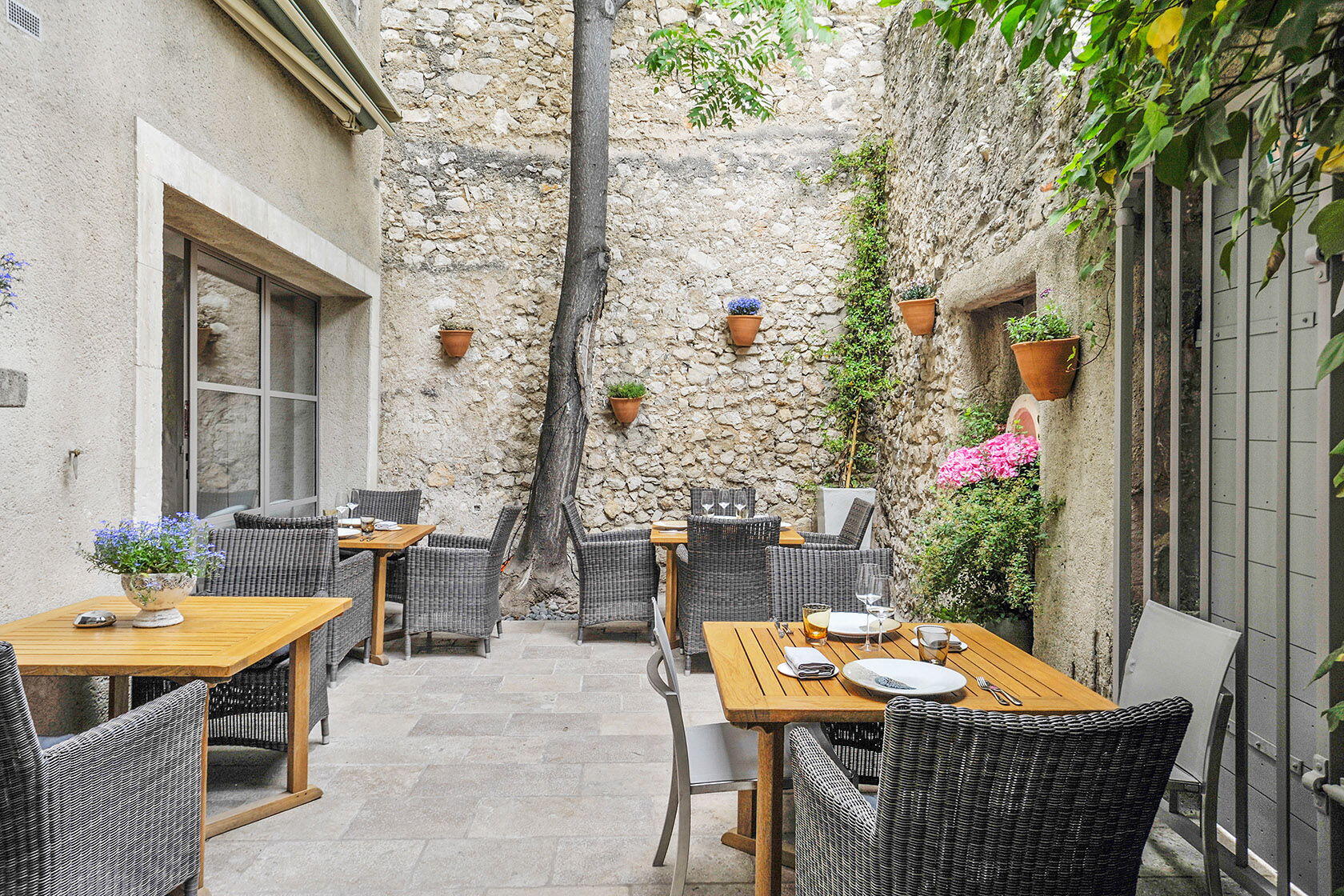 Courtyard Maison Hache Restaurant Eygalières