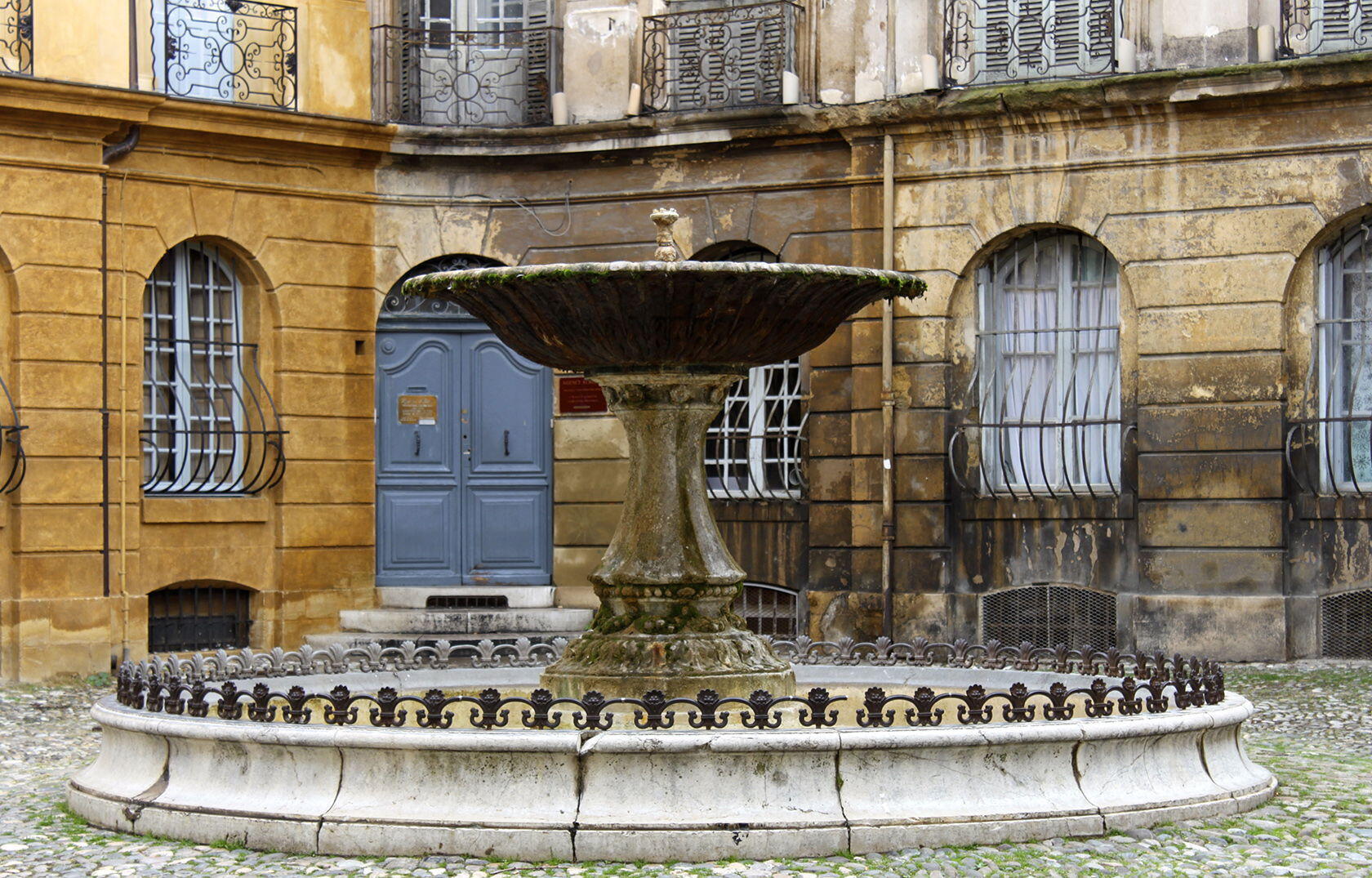 Walking Tour Fountains Aix Place d'Albertas