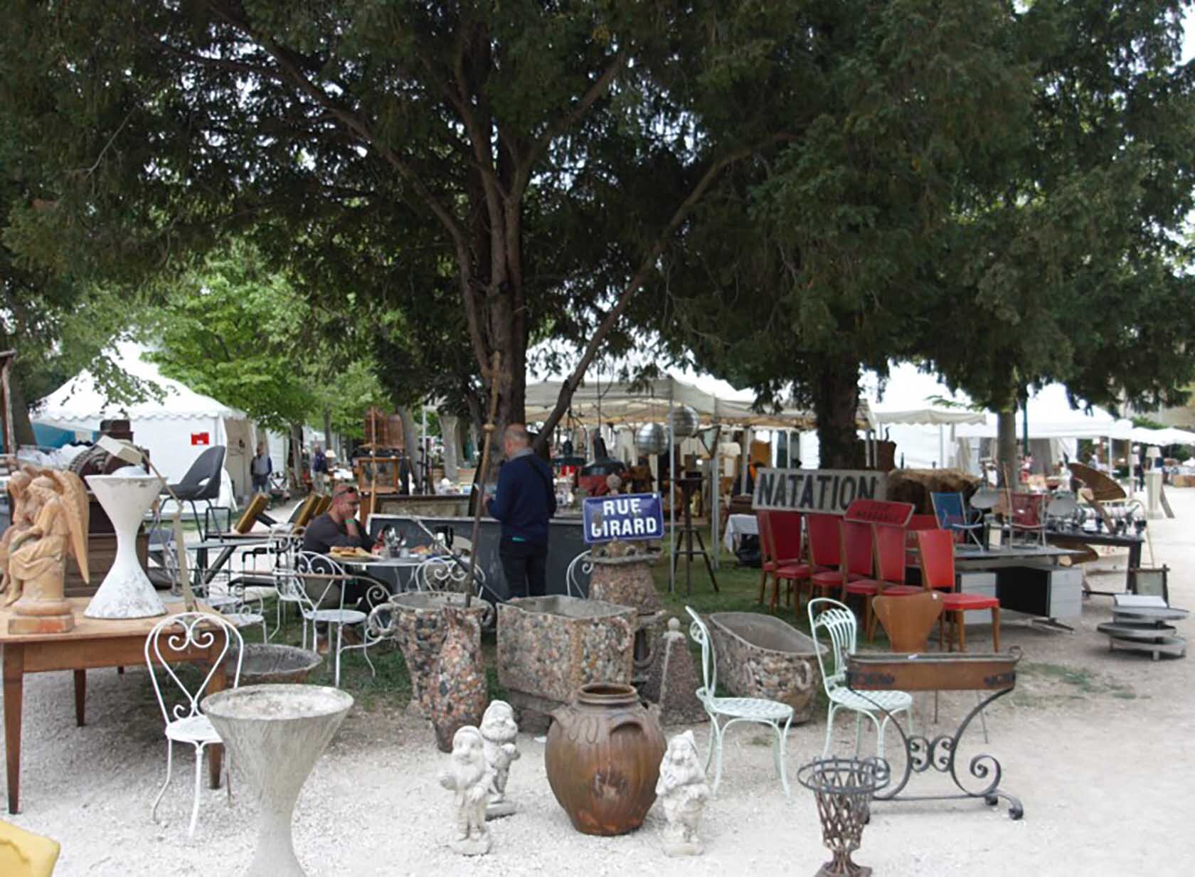 Isle Sur la Sorgue Antiques