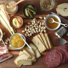 Easy Entertaining Make a Charcuterie Cheese Board