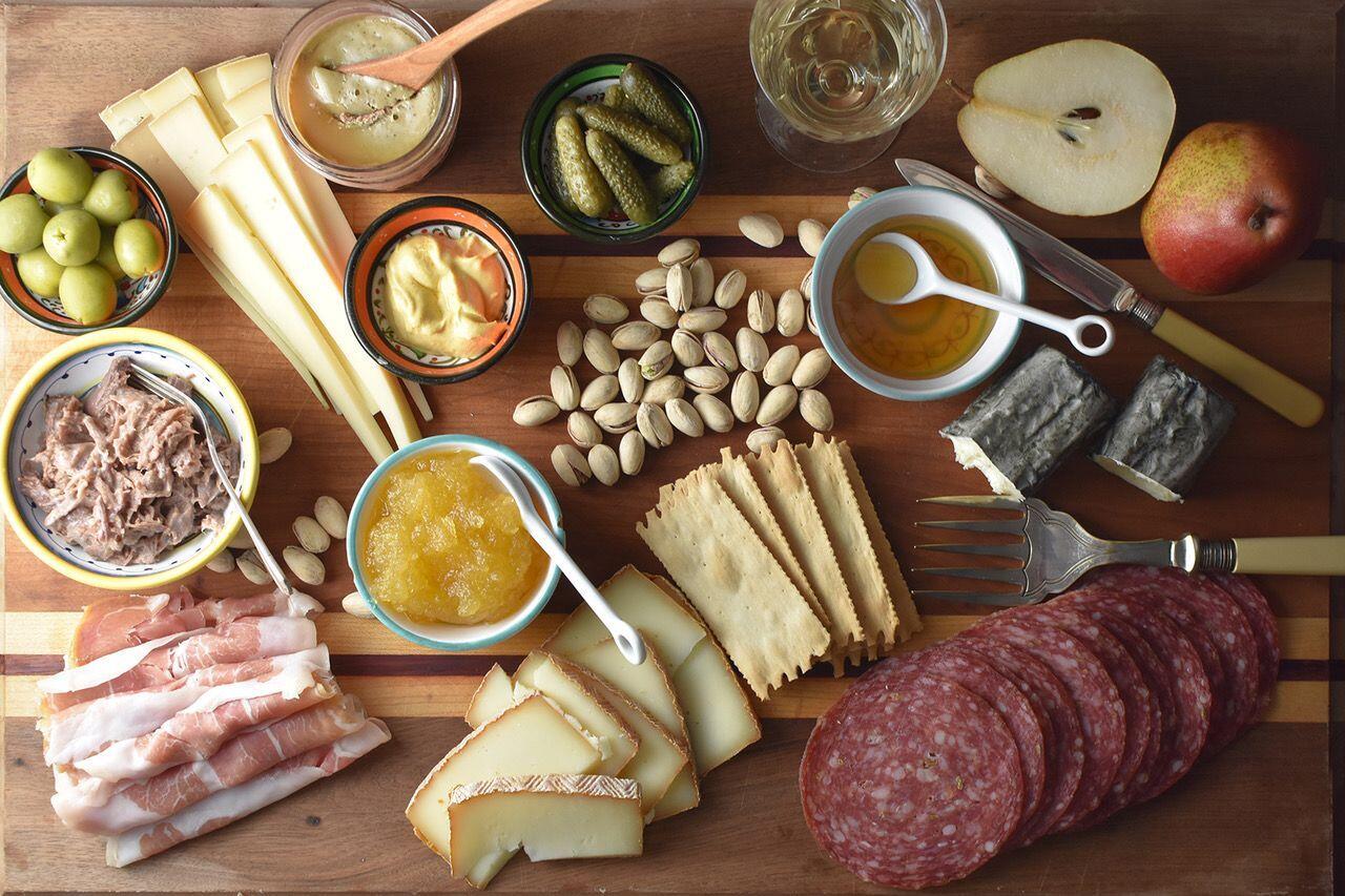 Easy Entertaining Make a Charcuterie Cheese Board