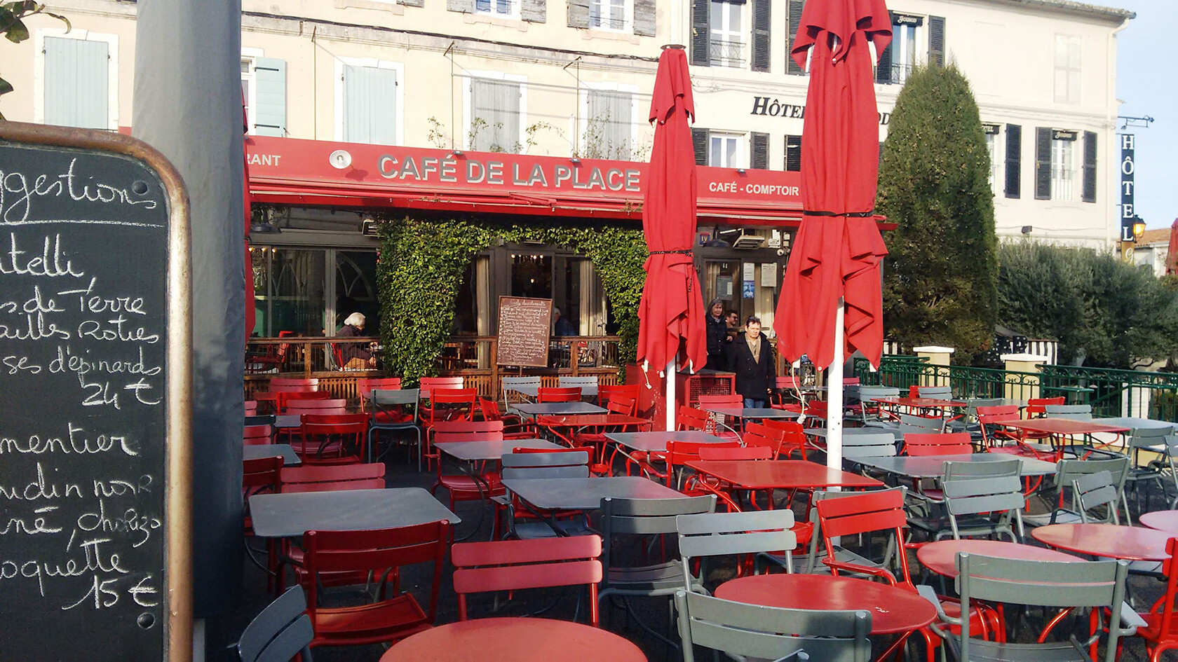 Popular Cafe de la Place St Remy de Provence