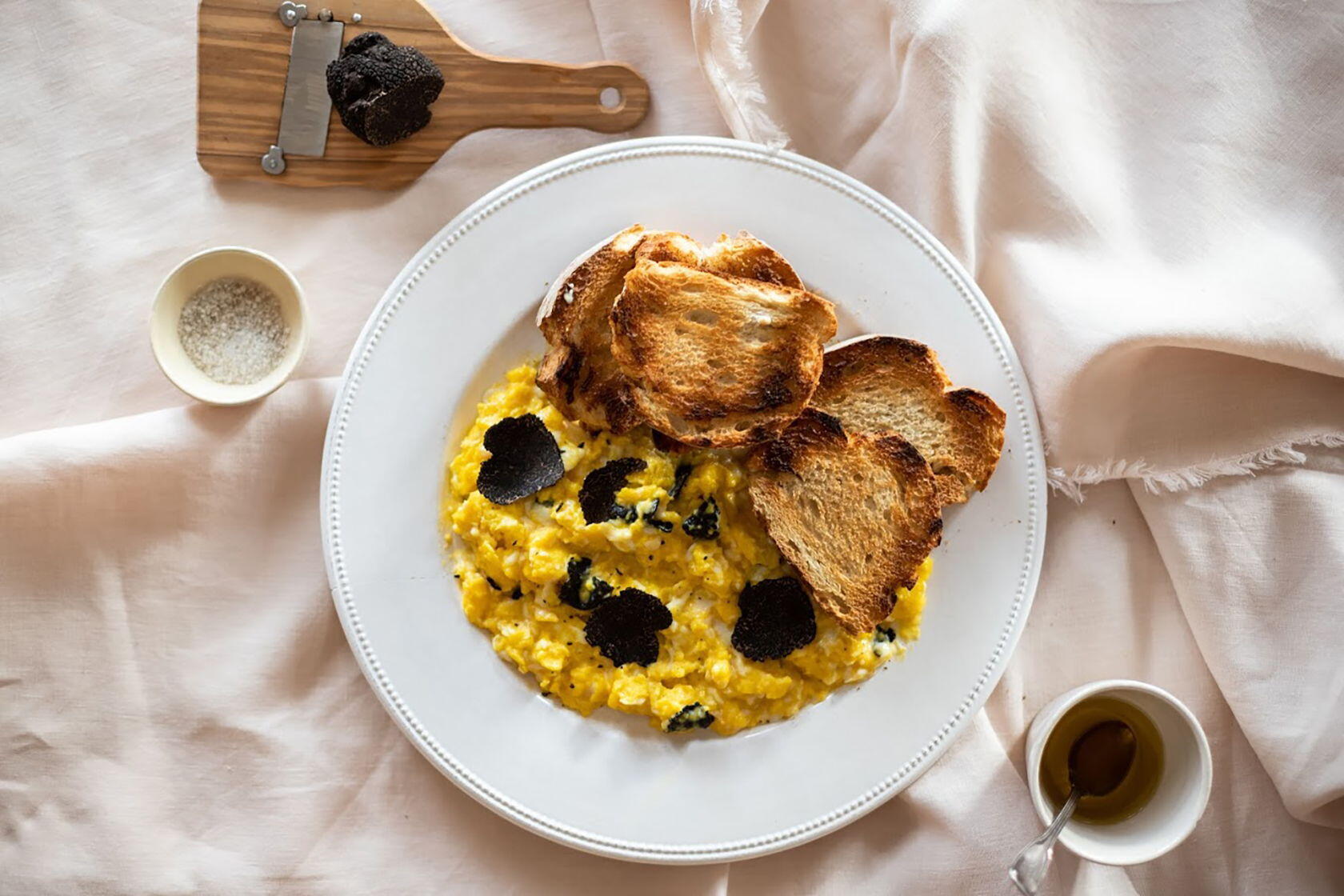 Fried eggs with black truffles recipe