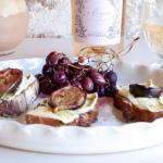 Toasts au levain avec fromage fondu, figues et raisins