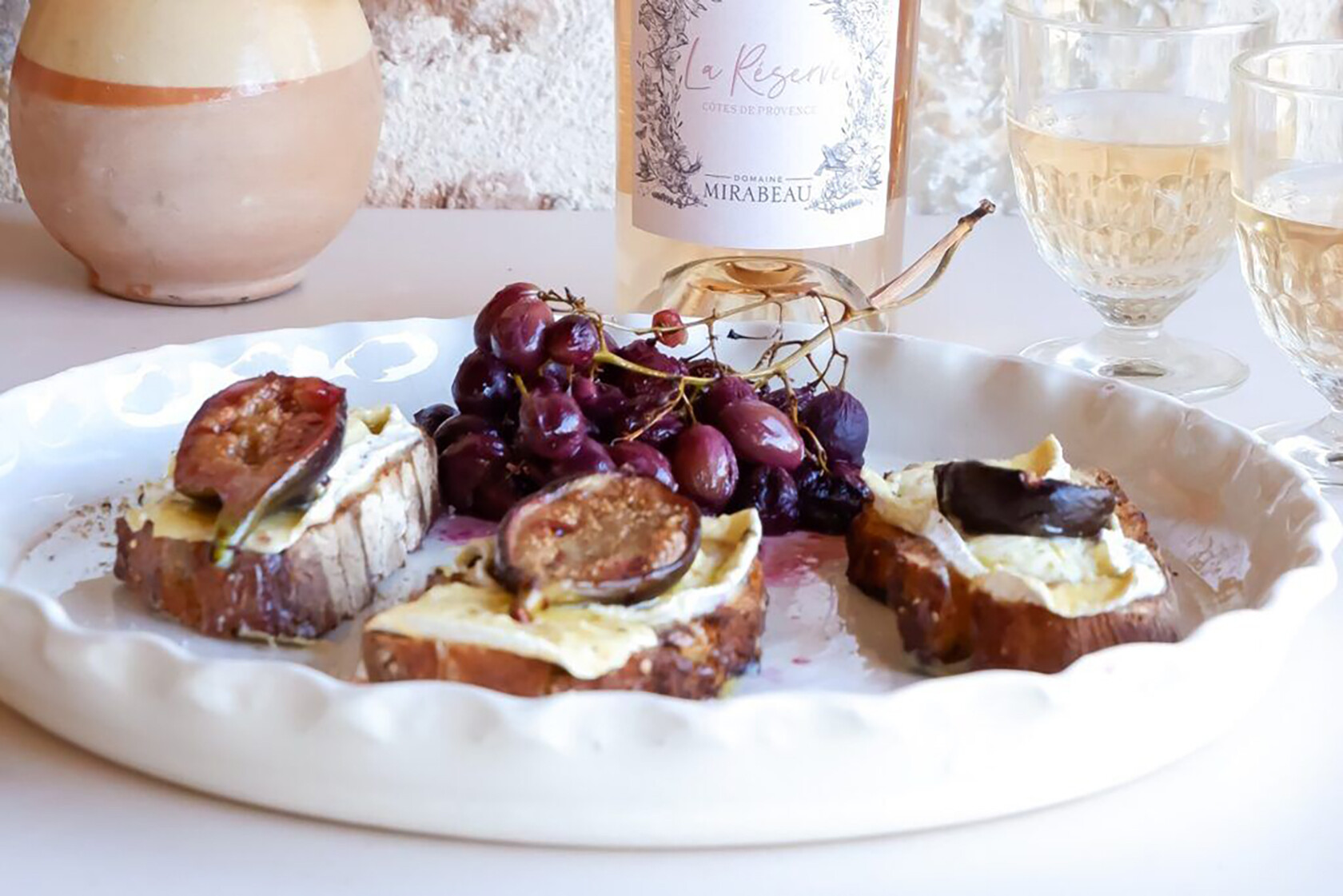 Sourdough Toasts with Figs and Grapes