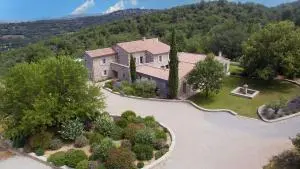 6-Bedroom Villa a Provencal Farmhouse Sleeps 12