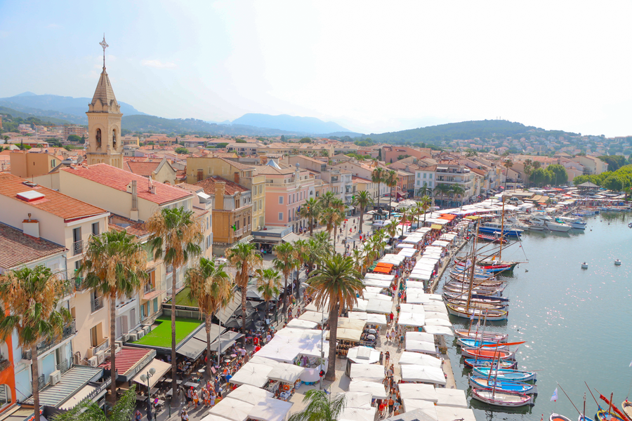 Sanary market from air tourist office