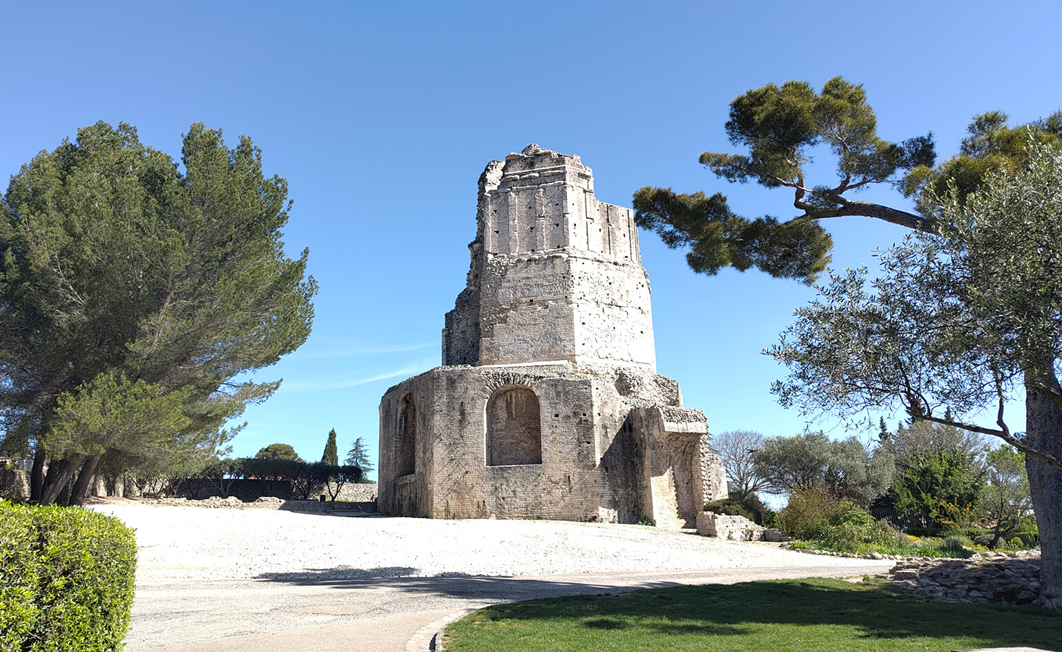 Visiting Nimes during a French Immersion Holiday 