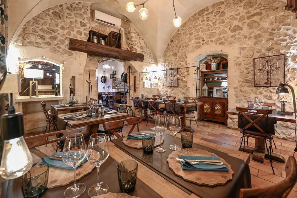 Dining Room L'Oustaloun Maussane Hotel Restaurant